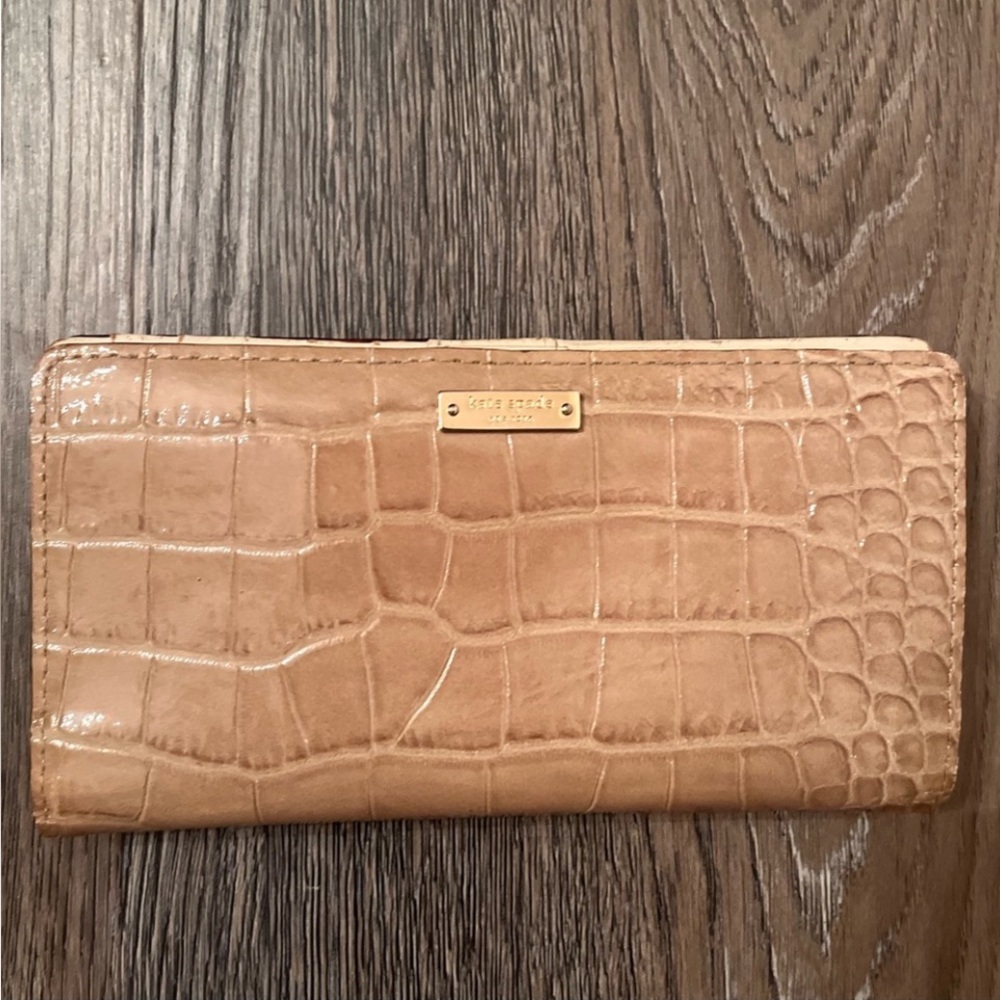 ❤️ Kate Spade Croc-Embossed Tan Wallet EUC